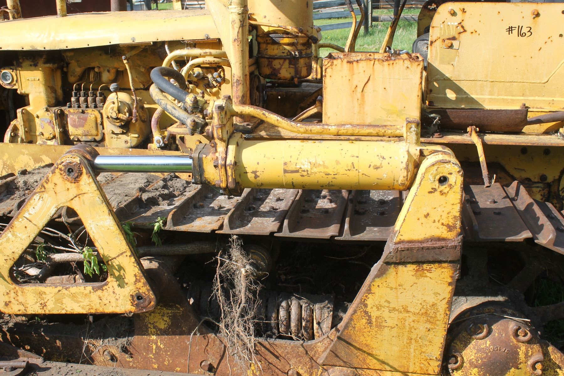 D4N Cat c/w reversable blade, hyster winch, 20" pads, motor sn622455