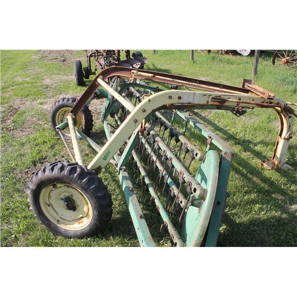 JD 640, 4 bar hay rake