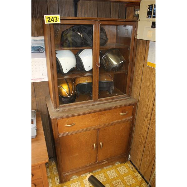 Glass cabinet c/w approx. 6- helmets