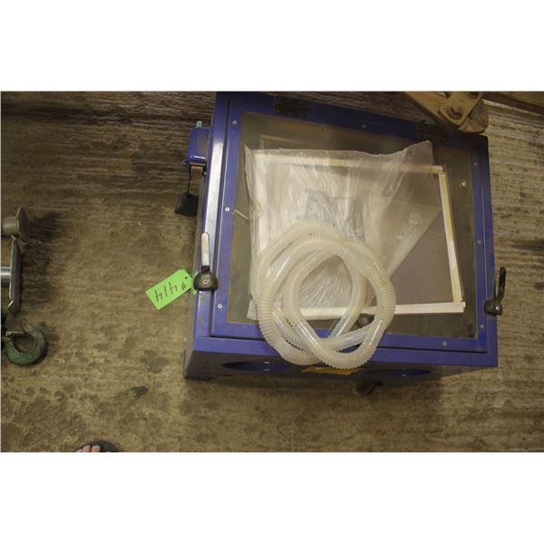 Sand blasting cabinet