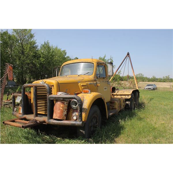 I-H Tandem axle Gin Pole Truck 12 ton winch. (4W Motor, Not running)