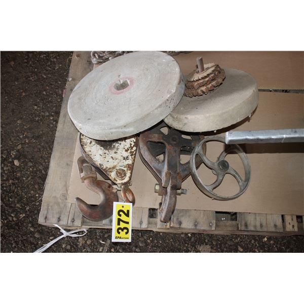 2 Snatch blocks, 2 grind stones.