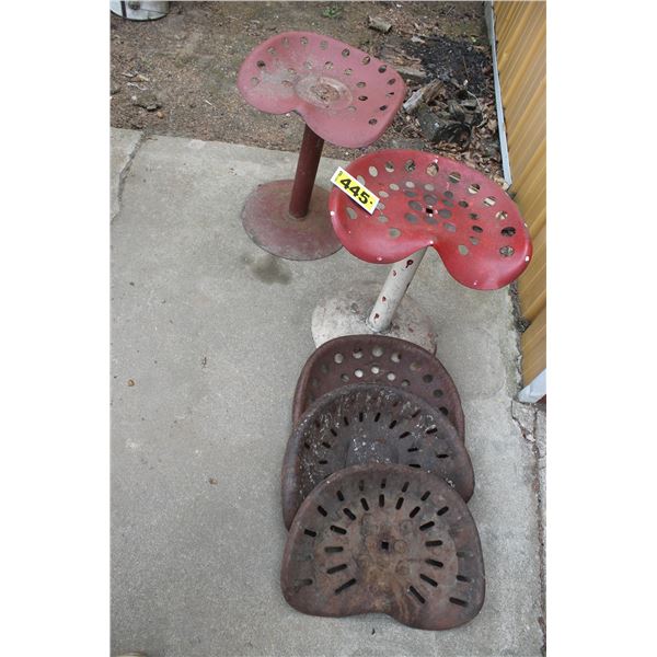 Implement 2 chairs with 3 seats.