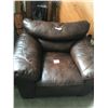 Image 1 : Lg Brown Leather Comfortable Chair