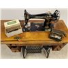 Image 5 : Singer Treadle Sewing Machine