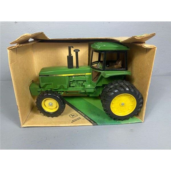 John Deere Diecast Metal MFWD Row Crop Tractor-Original Box