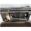 Image 12 : Singer JDO 56774 Sewing Machine w/Hand Crank