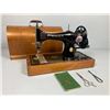 Image 1 : Singer JDO 56774 Sewing Machine w/Hand Crank