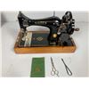 Image 2 : Singer JDO 56774 Sewing Machine w/Hand Crank
