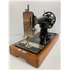 Image 8 : Singer JDO 56774 Sewing Machine w/Hand Crank