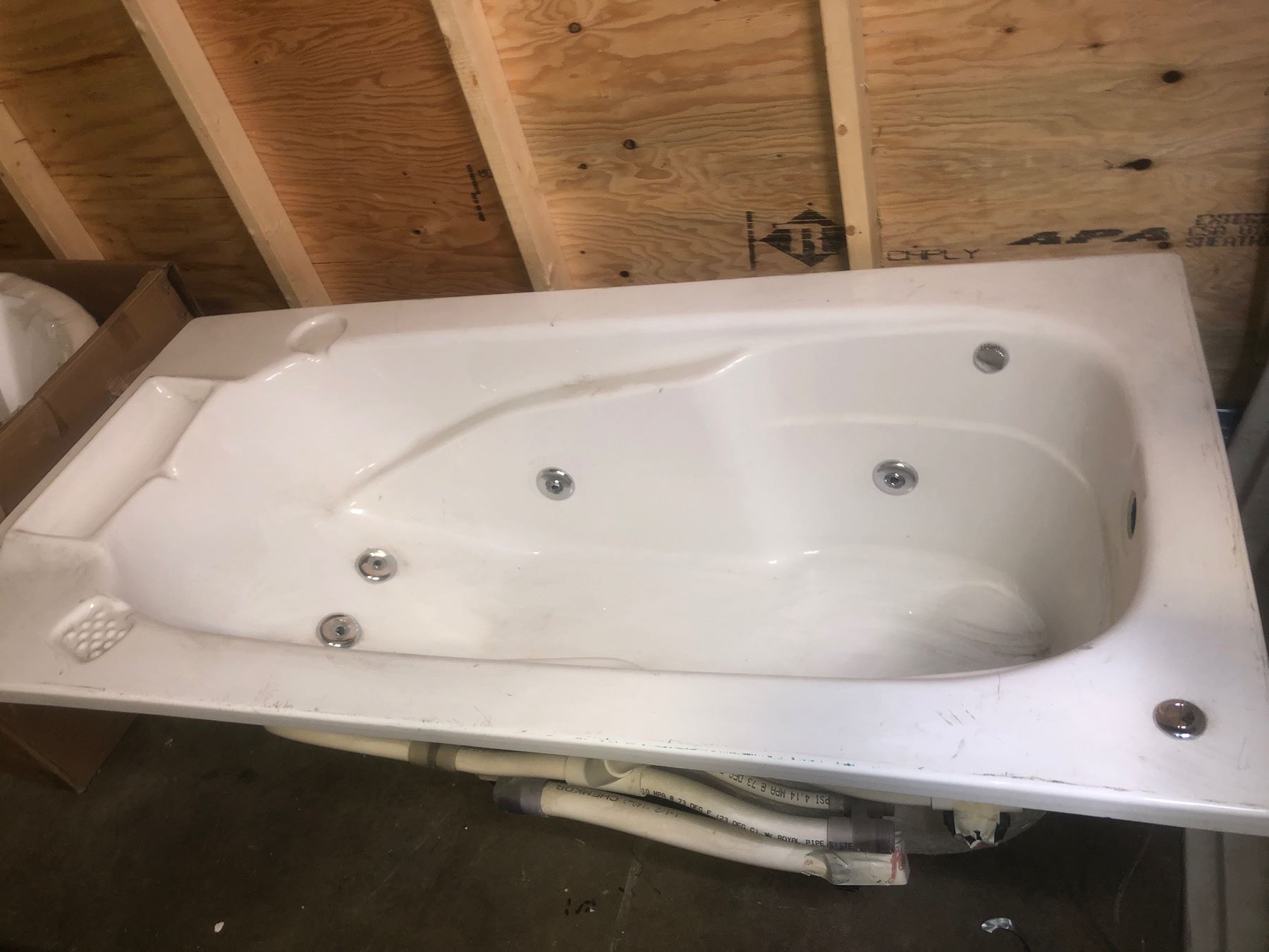 New white jacuzzi tub approx. 6ft wide x 3ft x 21in height (missing