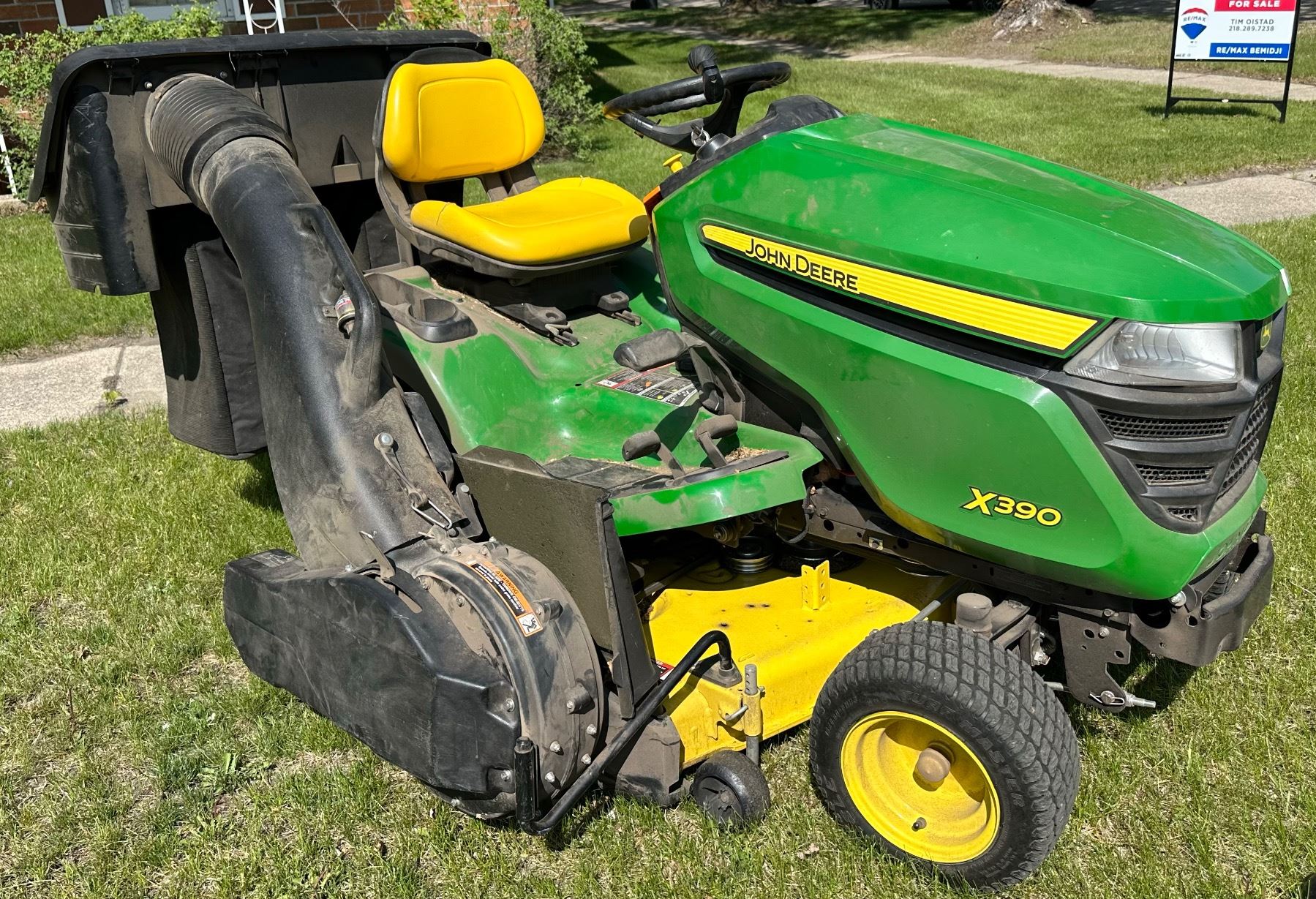 2016 JOHN DEERE X390 RIDING LAWN MOWER WITH 48 INCH DECK AND BAGGER 2016-john-deere-x390-riding-lawn-mower-with-48-inch-deck-and-bagger