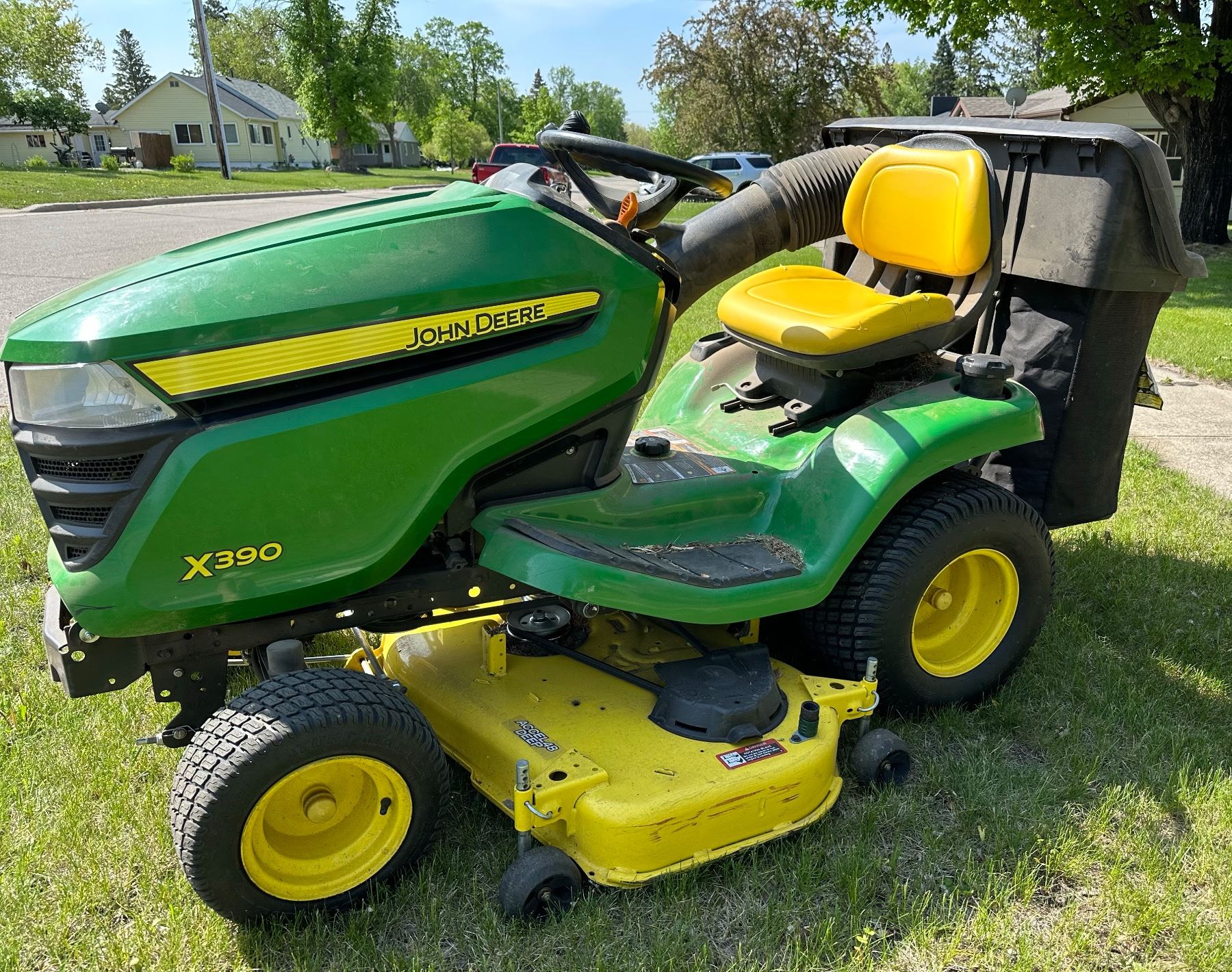 2016 JOHN DEERE X390 RIDING LAWN MOWER WITH 48 INCH DECK AND BAGGER 2016-john-deere-x390-riding-lawn-mower-with-48-inch-deck-and-bagger