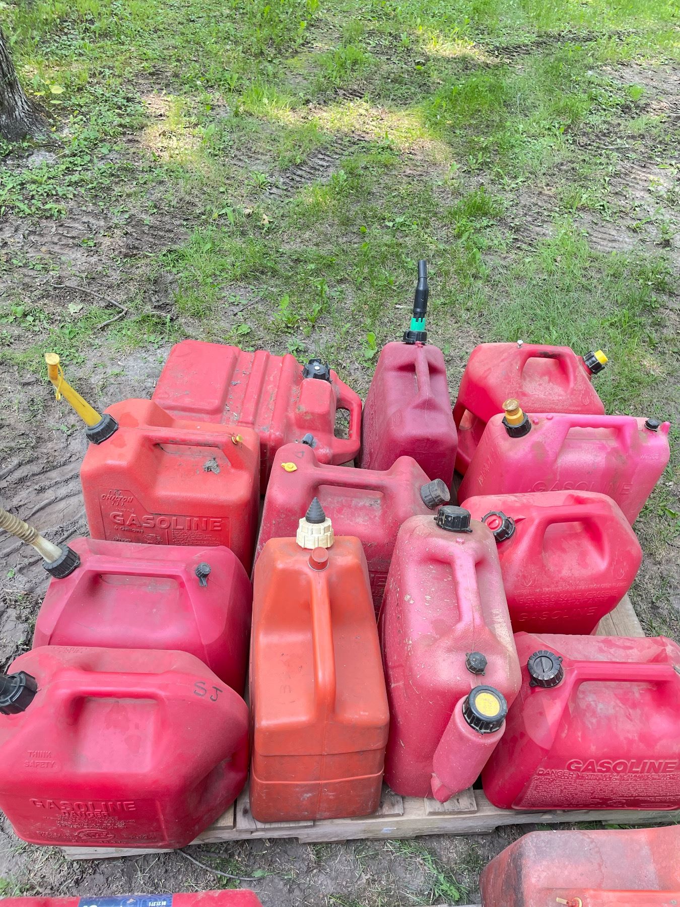GAS CANS SEE PICTURES Cornerbids gas-cans-see-pictures-cornerbids