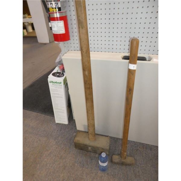 2 sledge hammers