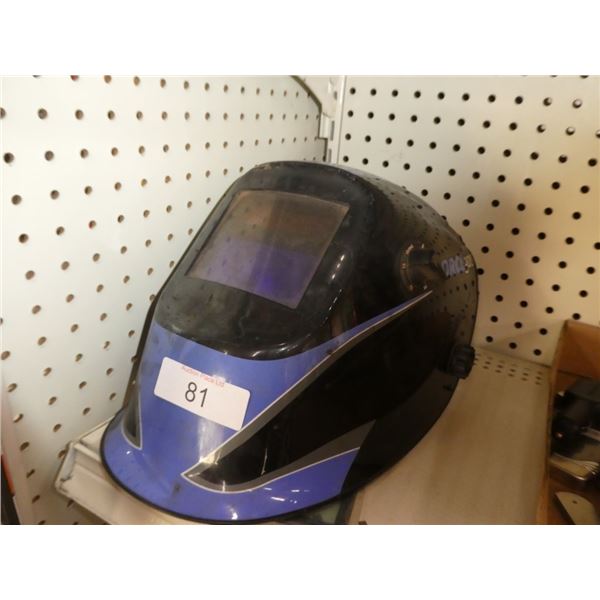 Auto darkening welding helmet