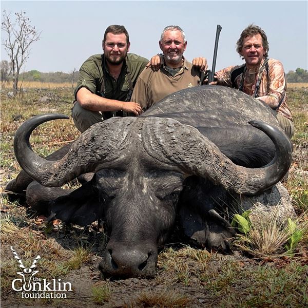 5 - DAY BUFFALO PLAINS GAME HUNT AT MUTANDA GAME RESERVE FOR 1 HUNTER AND 1 NON-HUNTER (Trophy fee f