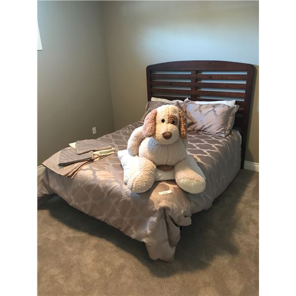 Wood Queen Size Bed, Beautiful Comforter w Matching Pillow, Lg Stuffed Puppy & Mattress