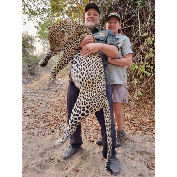 LA F34 14 Day Mozambique Leopard Safari for One Hunter