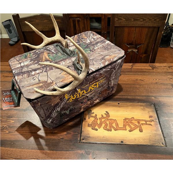 Everlast Hunting & Fishing Trophy Cooler and 2 extra large canvas parachute bags
