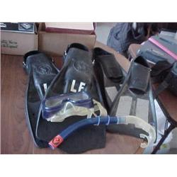 2 pr. scuba flippers & dive mask