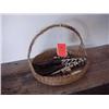 Image 1 : Basket & utensils