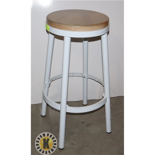 WHITE BAR HEIGHT STOOL