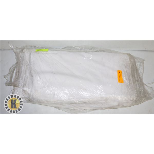 BUNDLE OF WHITE DINNER NAPKINS