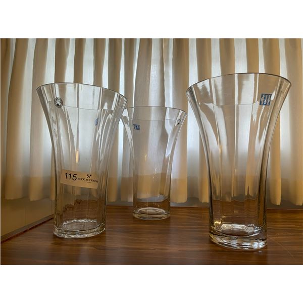 3 Glass Vases 10T