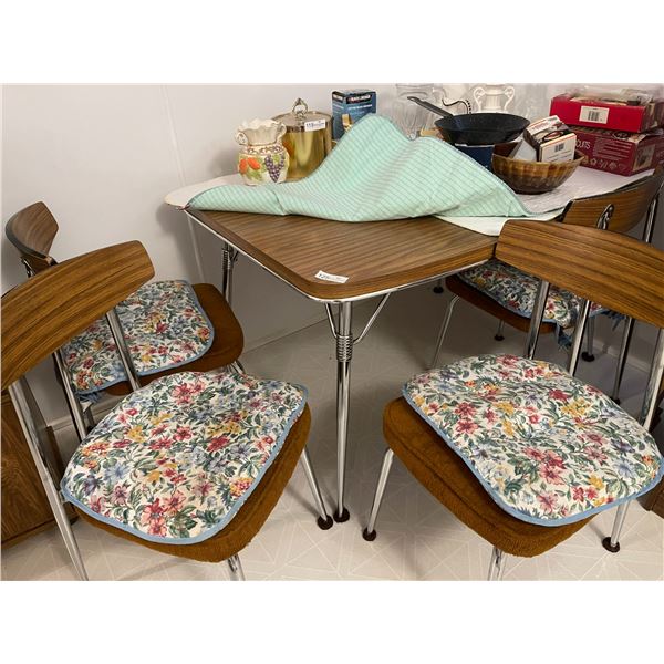 Vintage 1980s Chrome Kitchen Table & 4 Chairs 49L x 36W x 29T Good Condition