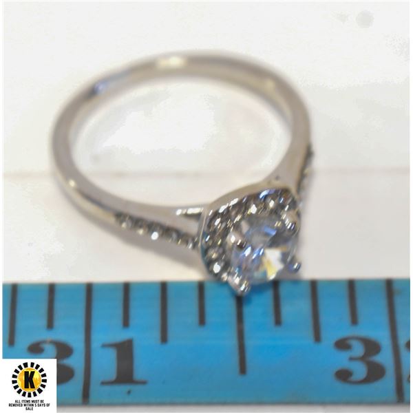 HALO STYLE CLEAR STONES RING