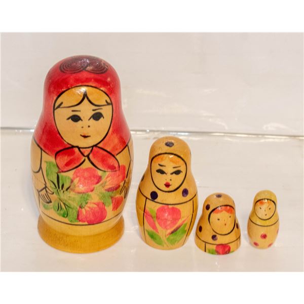 VINTAGE ARTISAN RUSSIAN NESTING DOLL SET