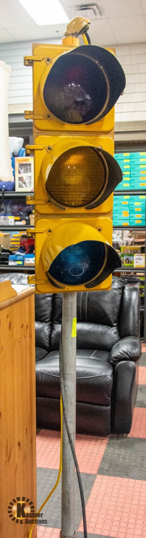 WORKING TRAFFIC LIGHT STAND W/CONTROLLER