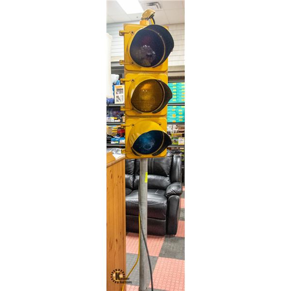 WORKING TRAFFIC LIGHT STAND W/CONTROLLER