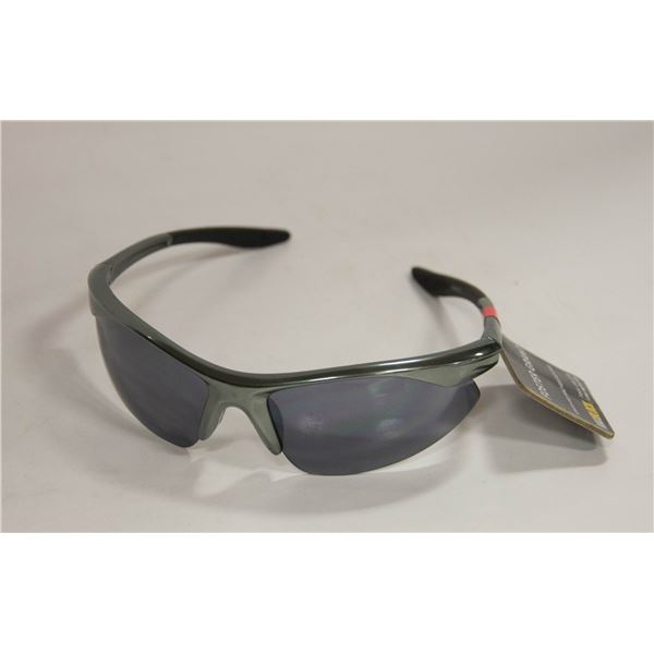PAIR OF NEW FOSTER GRANT 100% uv PROTECTION