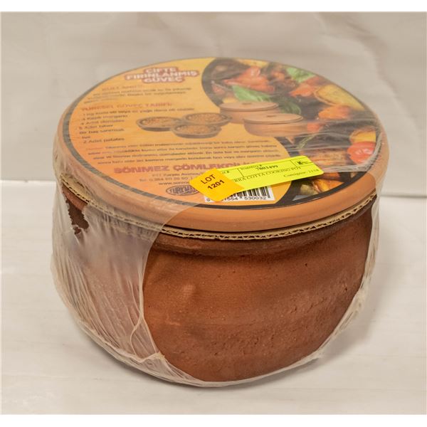 TERRA COTTA COOKING POT