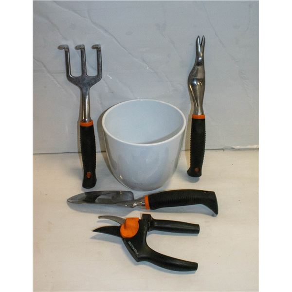 FISCAR LOT,SHEARS,TROWEL,RAKE,WEEDER,