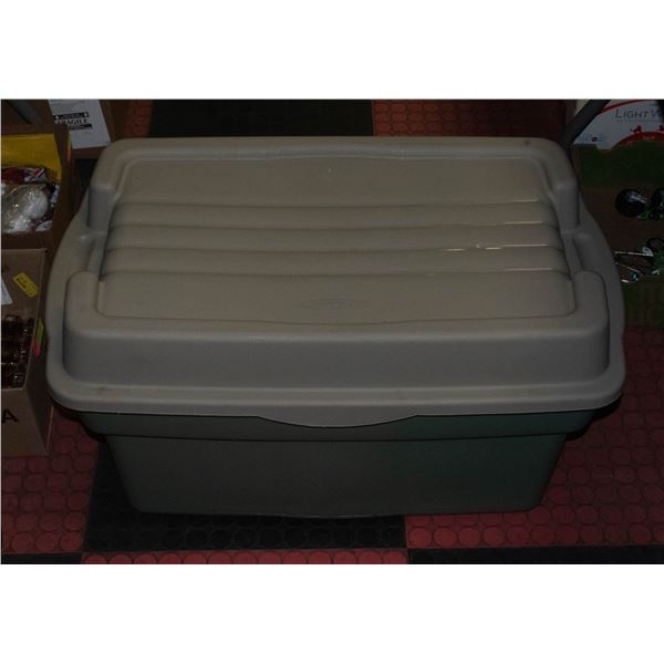 RUBBERMAID 114 L STORAGE BIN WITH RAISED HINGED