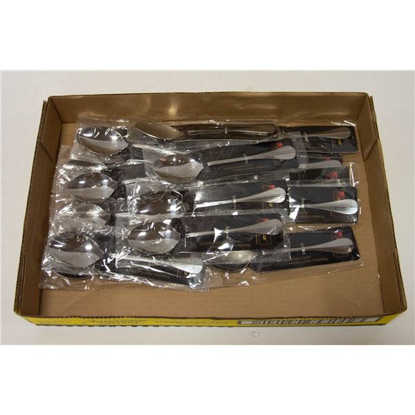 FLAT OF 18 STAINLESS STEEL TABLE SPOONS
