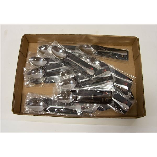 FLAT OF 18 STAINLESS STEEL TABLE SPOONS