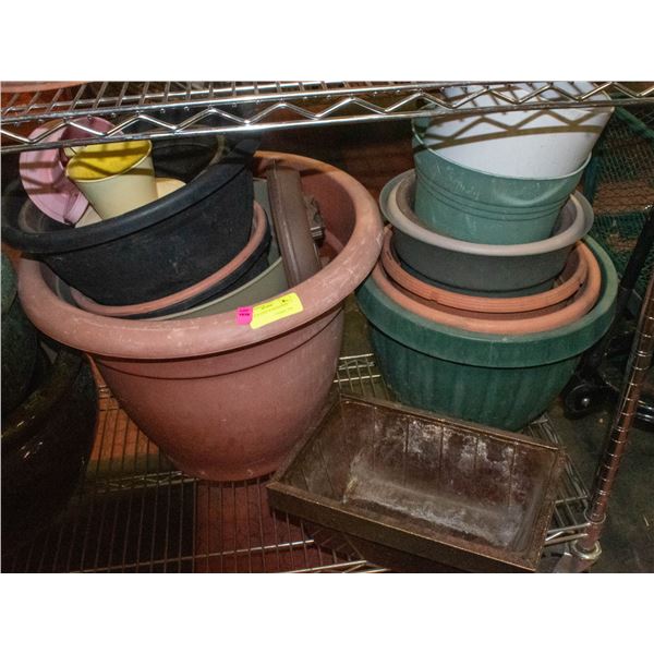 LOT OF PLASTIC PLANTER POTS