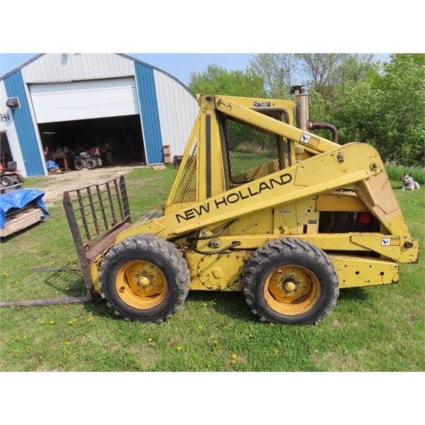New Holland Model L775 Gas 4 Cylinder Quick Attach Skidsteer Serial Number 492097 ; With Bucket and 