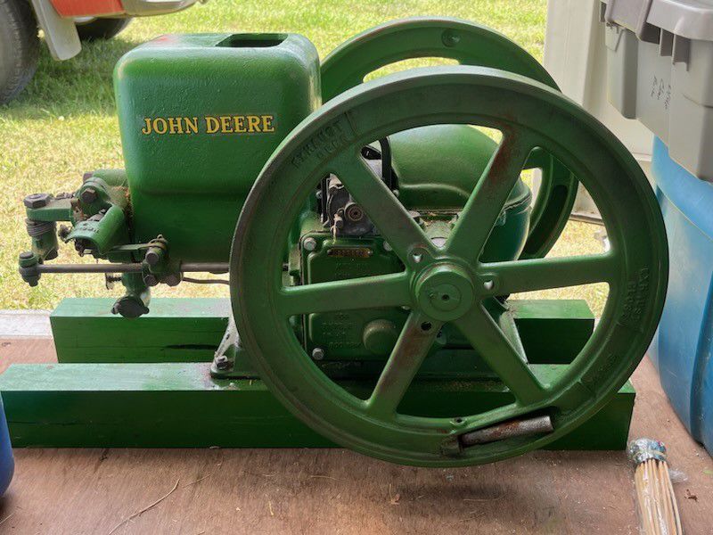 ANTIQUE JOHN DEERE HIT-AND-MISS STATIONARY ENGINE