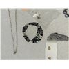 Image 4 : LOT OF JEWELLERY (NECKLACE, CHARM BRACELET, MORE)