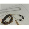 Image 6 : LOT OF JEWELLERY (NECKLACE, CHARM BRACELET, MORE)