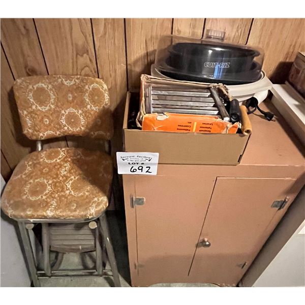 Cupboard of macaroni maker, rice cooker