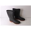 Image 5 : Men's Size 13 Rubber Boots and Carpentry Belt