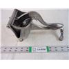 Image 1 : Vintage Wear Ever Aluminum hand Held juicer/Squeezer