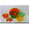 Image 1 : Assortment of Plastic Dishes