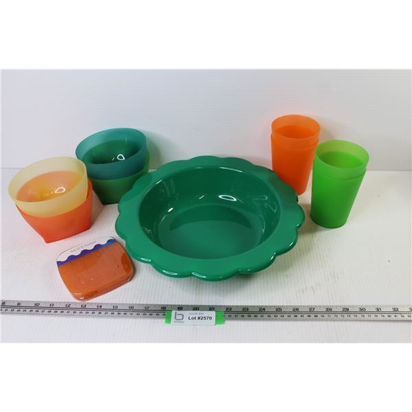 Assorted Plastic Dishes